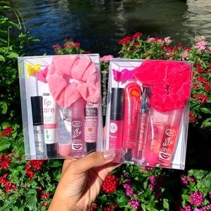 Eyelash, Lipgloss, Scrunchie, makeup